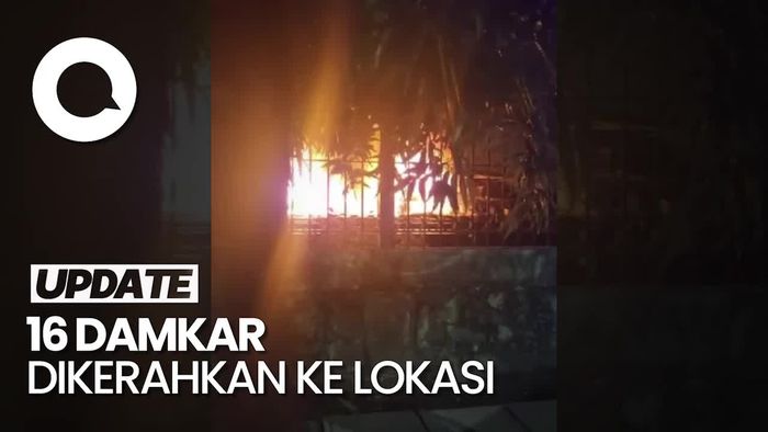 Kebakaran Rumah di Dekat Stasiun Klender, Perjalanan KRL Terganggu