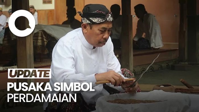Melihat Keris Kyai Cinthaka Sunan Kudus Dijamas, Pakai Banyu Londo