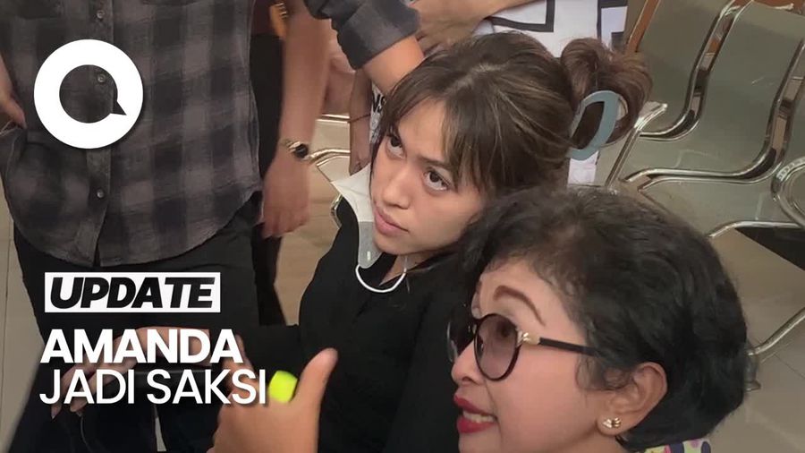 Mantan Kekasih Mario Tiba di PN Jaksel Pakai Kursi Roda