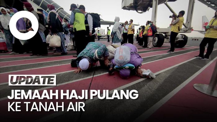 Jemaah Haji Kloter Pertama Surabaya Tiba di Bandara Juanda