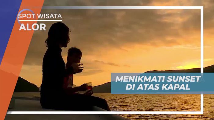 Menikmati Keindahan Panorama Sunset di Atas Kapal, Alor