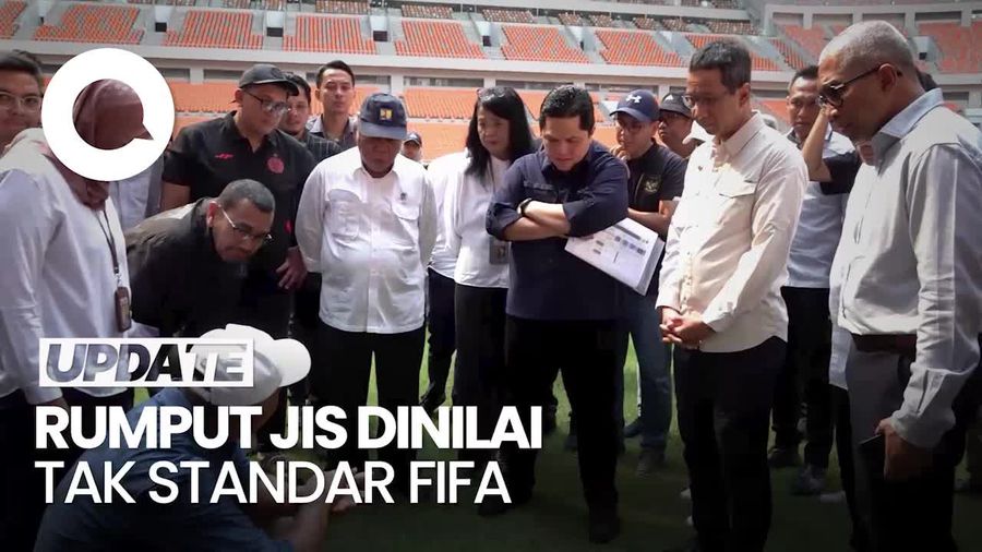Momen PSSI-Menteri Basuki Cek Rumput JIS