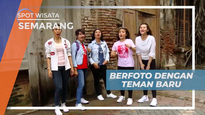 Berfoto Seru Bersama Penduduk Lokal, Kota Lama Semarang