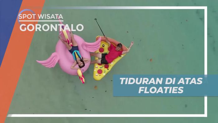 Bermain Floaties di Pantai Diyonumo Gorontalo