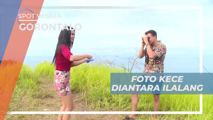 Berfoto Cantik Dengan Latar Belakang Rumput Ilalang, Gorontalo