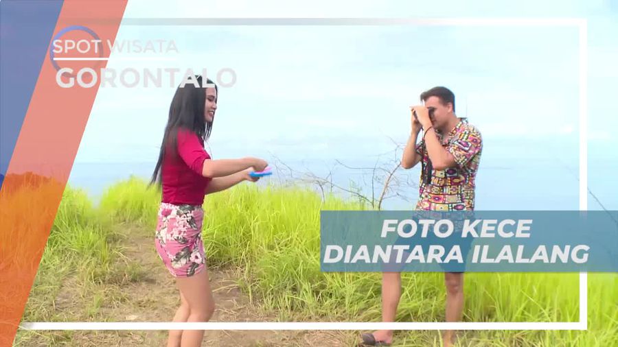 Berfoto Cantik Dengan Latar Belakang Rumput Ilalang, Gorontalo