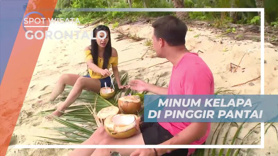 Menikmati Kesegaran Kelapa Muda di Tepi Pantai, Gorontalo