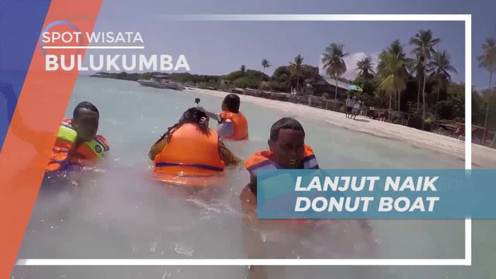 Keseruan Bermain Donut Boat di Bara Beach Bulu Kumba