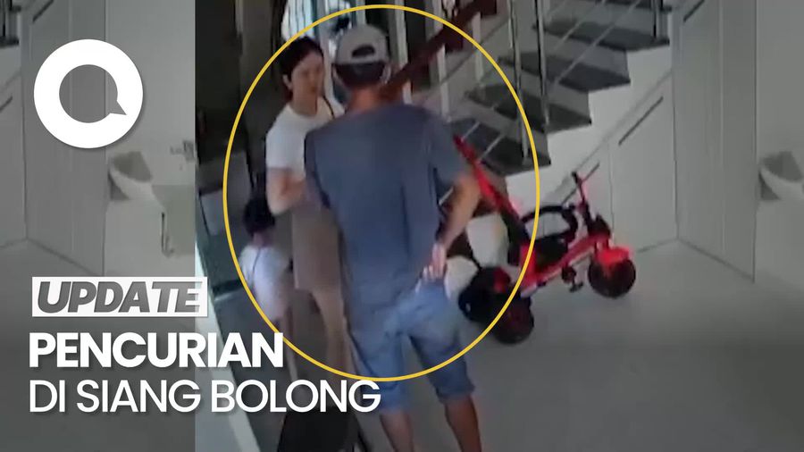 Terekam CCTV! Pencuri Ancam Pemilik Rumah-Paksa Transfer Uang
