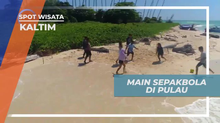 Adu Tangkas Bermain Sepak Bola di Pulau Manimbora Kalimantan Timur