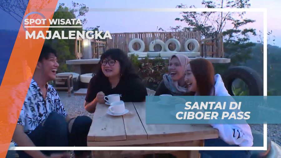 Bersantai Menikmati Panorama Hijau Hamparan Sawah di Ciboer Pass Majalengka