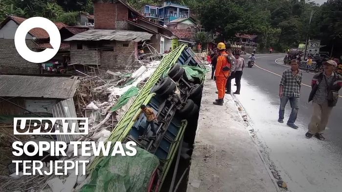 Momen Dramatis Evakuasi Truk Masuk Sungai di Tasikmalaya