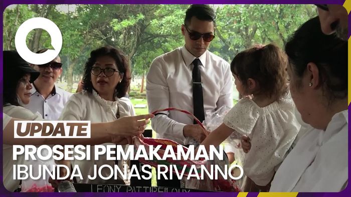 Momen Haru Keluarga Jonas Rivanno saat Prosesi Pemakaman Ibunda