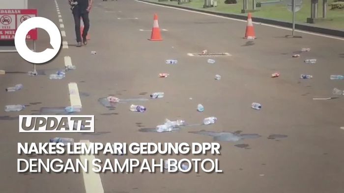 Tolak RUU Kesehatan, Massa Nakes Lempari Gedung DPR dengan Sampah