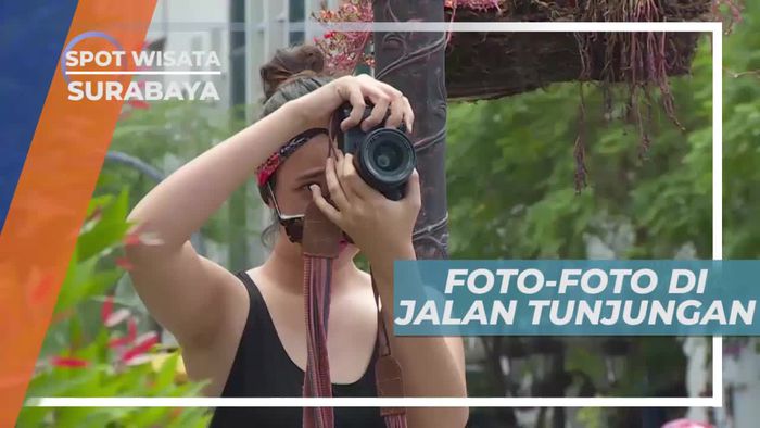 Berfoto Dengan Latar Bangunan Tua di Jalan Tunjungan Surabaya
