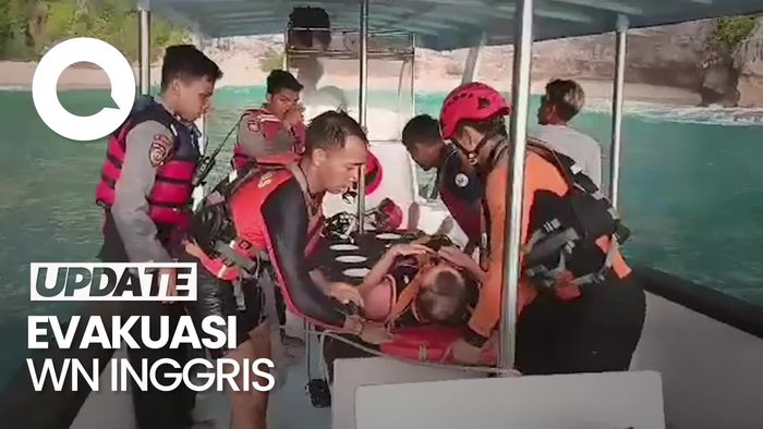 Momen Evakuasi WN Inggris Usai Diterjang Ombak di Pantai Bali