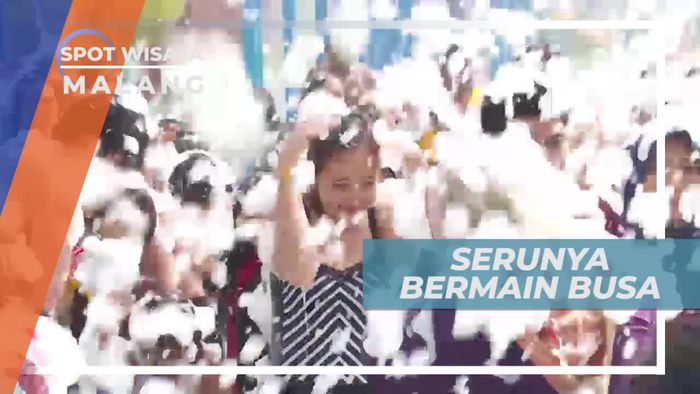 Bermain Dengan Busa di Kawasan Wisata Air Kota Malang
