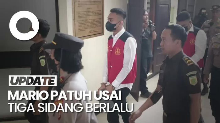 Akhirnya Mario Dandy Patuh Pakai Kemeja Putih di Persidangan