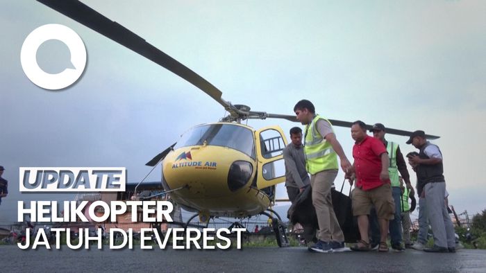 Proses Evakuasi Korban Helikopter Jatuh di Gunung Everest