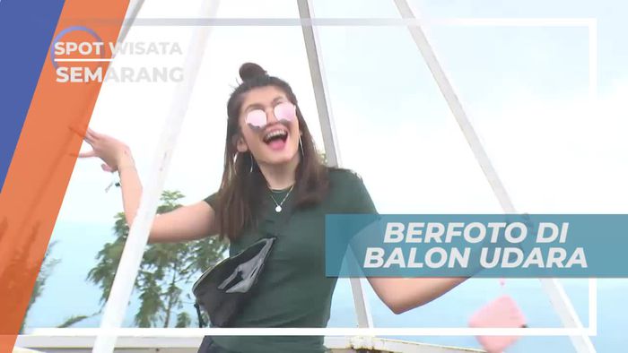 Berfoto Dengan Latar Balon Udara di Kawasan Wisata Semarang