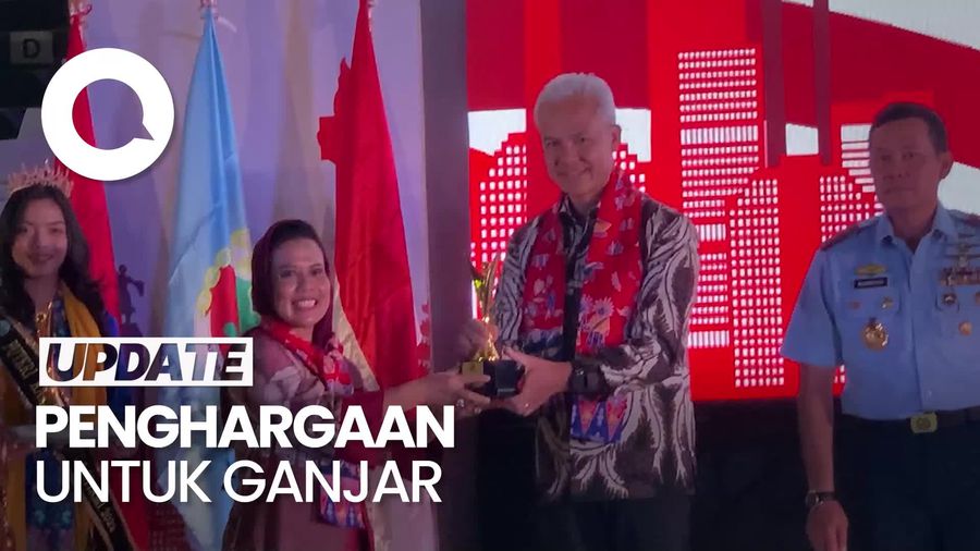 Ganjar Pranowo Dapat Penghargaan Pembina Koperasi Andalan