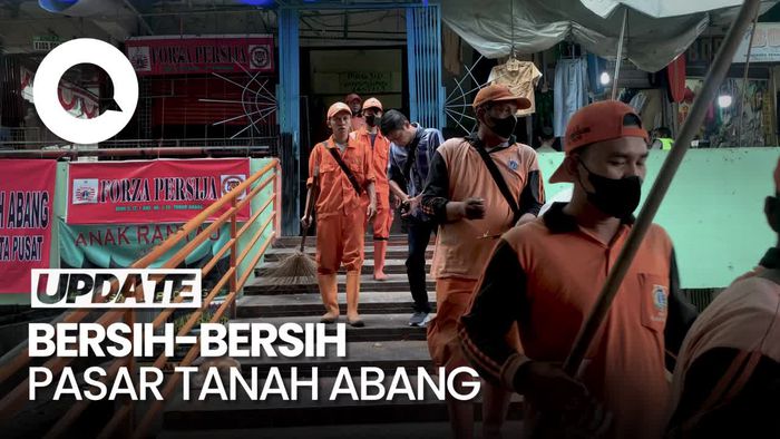 Petugas Gabungan Bersihkan Pasar Tanah Abang Blok G