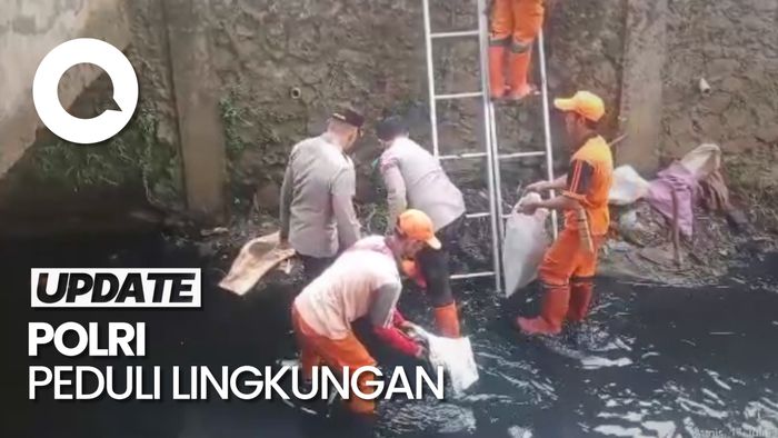 Aksi Polisi-PPSU Bersihkan Sampah di Kali Pesanggrahan Jaksel