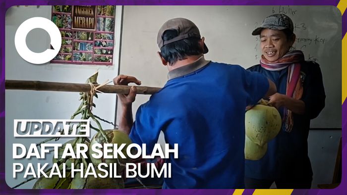 Berbondong-bondong Bawa Hasil Bumi untuk Daftar Sekolah di MTs Pakis Banyumas