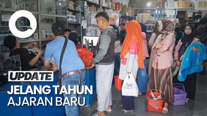 Pengunjung Membludak, Toko Seragam di Tasik Pakai Sistem Buka Tutup