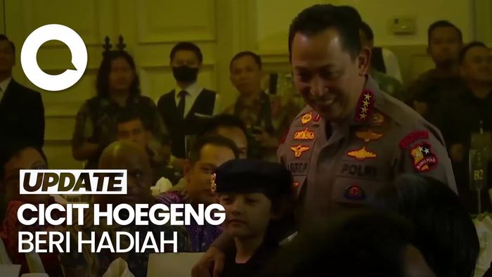 Momen Cicit Hoegeng Beri Hadiah ke Kapolri di Hoegeng Awards 2023