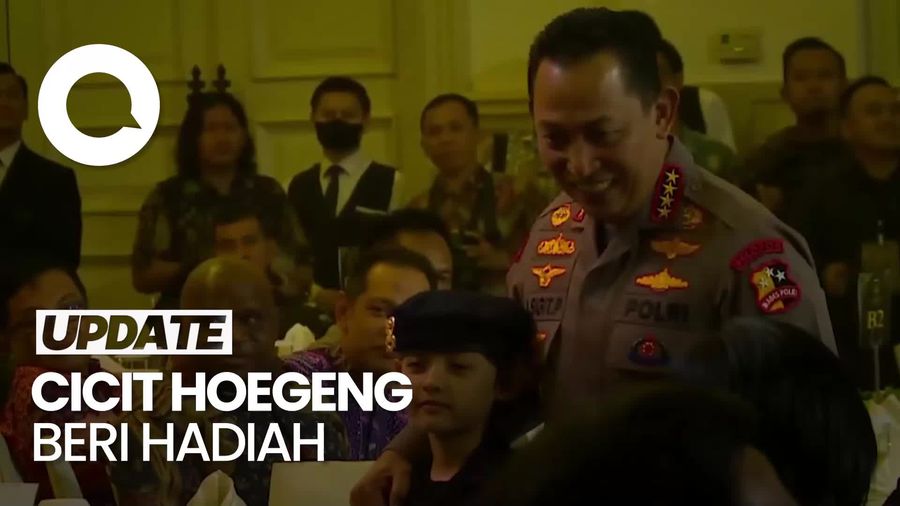 Momen Cicit Hoegeng Beri Hadiah ke Kapolri di Hoegeng Awards 2023