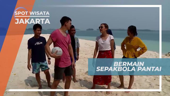 Adu Tangkas Bermain Sepakbola di Pulau Perak Kepulauan Seribu
