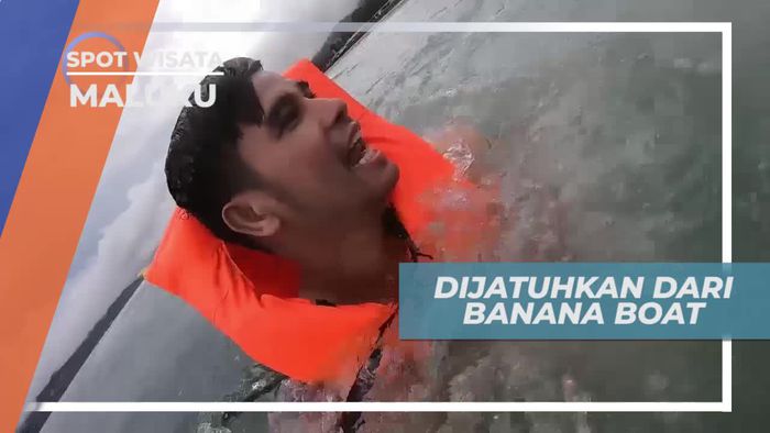 Rintangan Asik Terjatuh Dari Banana Boat di Pantai Natsepa Maluku