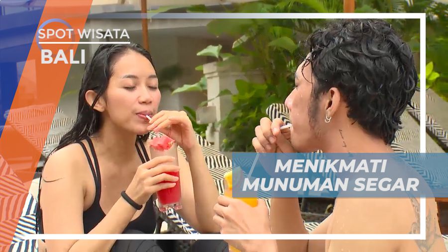 Bersantai Melepas Dahaga Menikmati Segelas Minuman di Pinggir Kolam, Bali