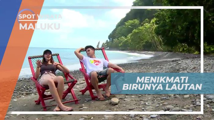 Bersantai Menikmati Keindahan Panorama Birunya Lautan Maluku