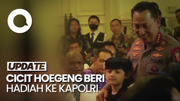Senangnya Cicit Hoegeng Bisa Bertemu-Beri Hadiah ke Kapolri
