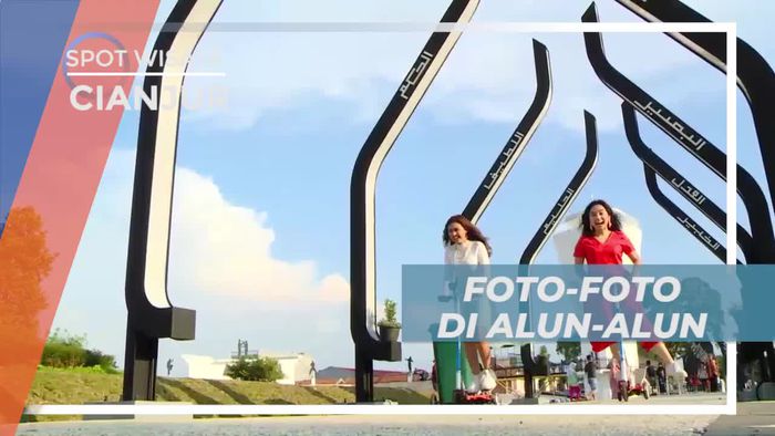 Berfoto Ria Dengan Latar Alun-alun Cianjur
