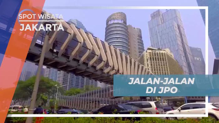 Mencoba Menyebrang Jalan di Jembatan Penyebrangan Gelora Bung Karno, Jakarta