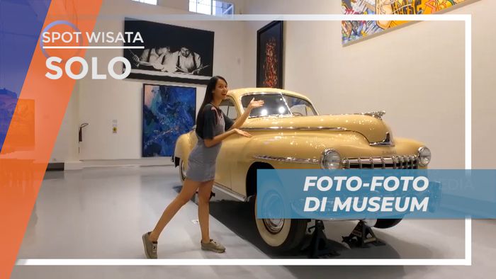 Berpose Seru Berlatar Mobil Antik Koleksi Tumurun Private Museum, Solo
