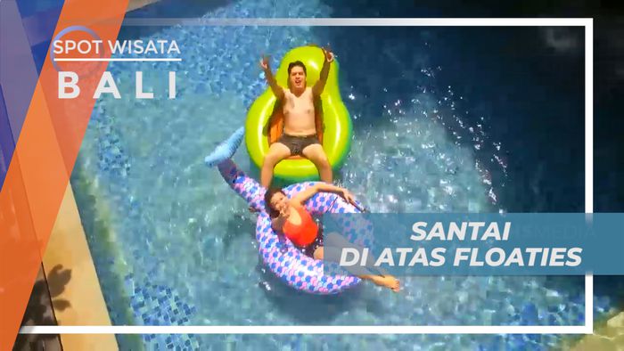 Menikmati Staycation, Bersantai di Atas Floaties di Kolam Renang, Bali