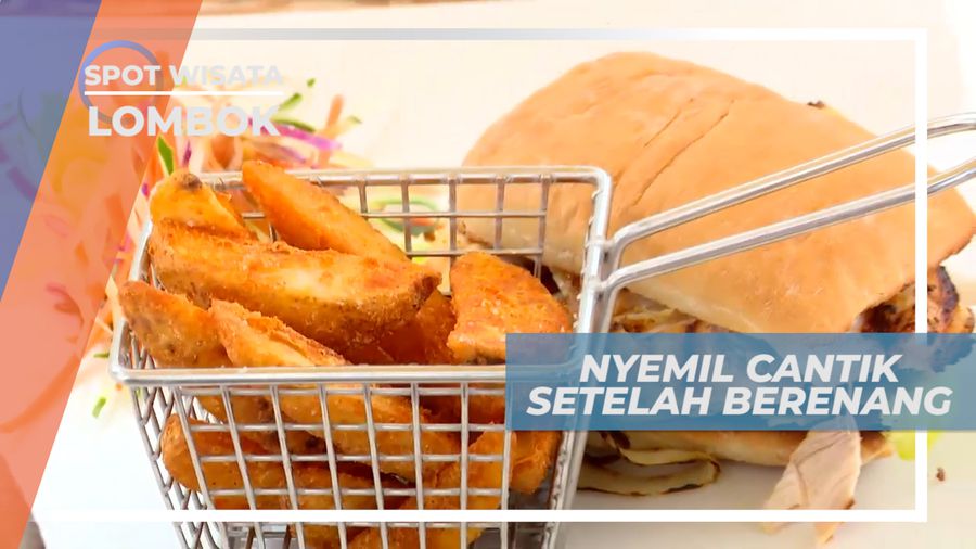 Menikmati Camilan Lezat di Tepi Kolam Penginapan Lombok