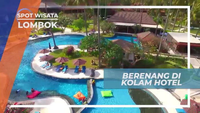 Berenang di Kolam Penginapan Asri di Lombok