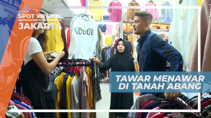 Tawar Menawar Harga di Pusat Grosir Tanah Abang, Jakarta