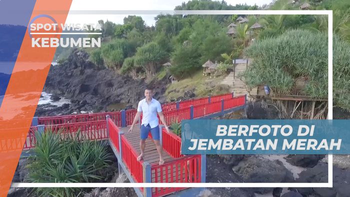 Cekrak-cekek Abadikan Momen Seru di Atas Jembatan Merah, Kebumen