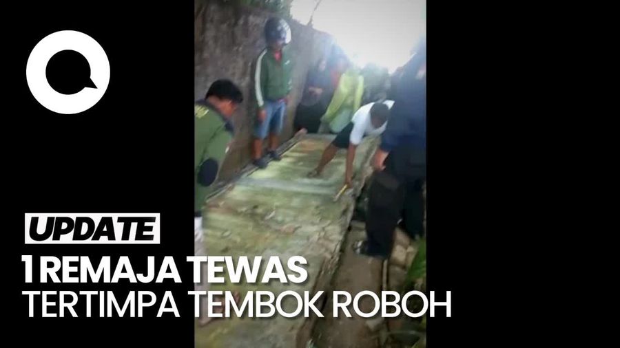 Evakuasi Remaja yang Tewas Tertimpa Tembok Kantor Lurah di Maros