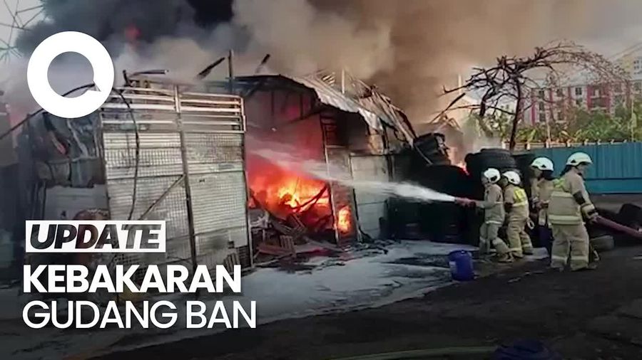 Penampakan Kebakaran Gudang Ban Vulkanisir di Jaktim