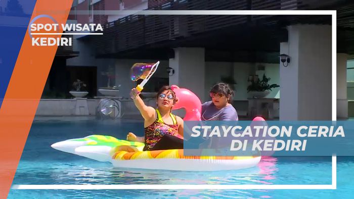 Menikmati Cerahnya Hari Dengan Bermain Air di Kolam Renang Hotel, Kediri