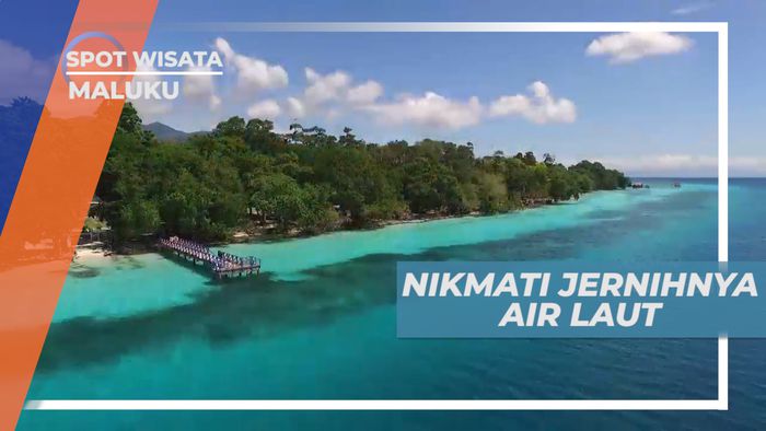 Menikmati Jernihnya Air Laut Pantai Liang, Bak Kaca, Maluku
