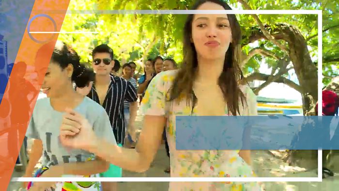 Menikmati Hari, Berbagi Keseruan Berjoget Ria di Tepi Pantai Liang, Maluku