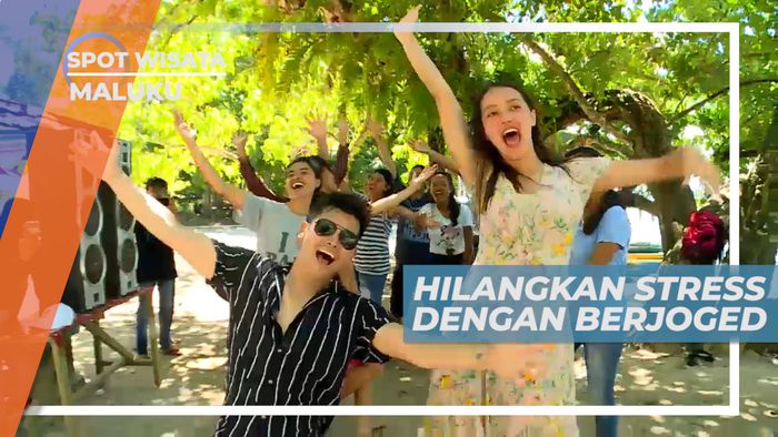 Seru-seruan Hilangkan Penat Berjoget Ria Dengan Warga Lokal, Maluku